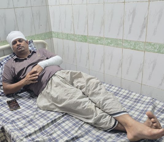 রূপগঞ্জে নয়া দিগন্ত পত্রিকার সাংবাদিককে পিটিয়ে আহত করেছে সন্ত্রাসীরা