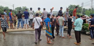 বকেয়া বেতন দাবিতে শ্রমিকদের ঢাকা-সিলেট মহাসড়ক অবরোধ