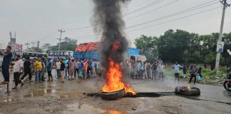 বকেয়া বেতন না পেয়ে শ্রমিকদের ঢাকা সিলেট মহাসড়ক অবরোধ, দীর্ঘ যানজটে ভোগান্তি