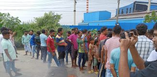 রূপগঞ্জে বকেয়া বেতনের দাবিতে ঢাকা-মহাসড়ক অবরোধ