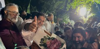 বিএনপি মনোনীত প্রার্থী দিপু ভুইয়াকে ফুলেল শুভেচ্ছা নেতাকর্মীদের