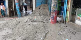 চাঁদা না পেয়ে ব্যবসা প্রতিষ্ঠানের সামনে বালু ফেললো যুবদল নেতা, বাঁধা দেওয়ায় হামলা, আহত -১০