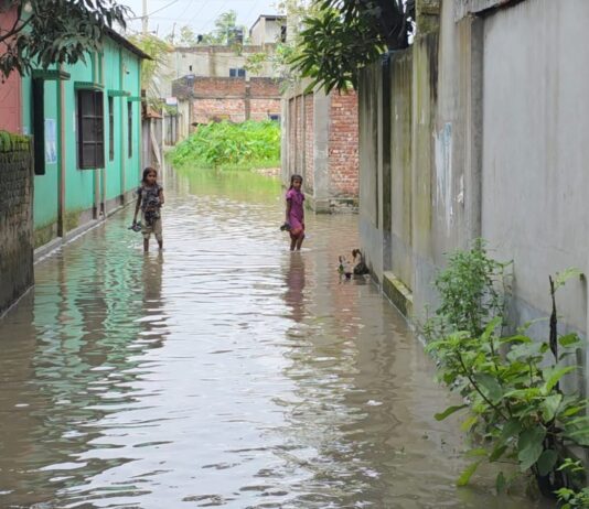 রূপগঞ্জে সরকারি খাল ভরাট করায় ৭ গ্রামের ২০ হাজার মানুষ পানি বন্দী, চরম ভোগান্তি