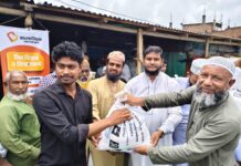 রূপগঞ্জে পানিবন্দী শতাধিক পরিবারের মাঝে খাদ্য সামগ্রী বিতরণ