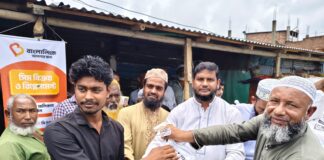 রূপগঞ্জে পানিবন্দী শতাধিক পরিবারের মাঝে খাদ্য সামগ্রী বিতরণ