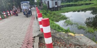 ৫০ লাখ টাকা জলে, এক মাসেই ধসে গেল রাস্তা, অবরুদ্ধ ৫ গ্রামের মানুষ