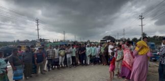 রূপগঞ্জে এশিয়ান হাইওয়ে সড়কে আন্ডার পাসের দাবীতে মানববন্ধন, বিক্ষোভ। দীর্ঘ যানজট